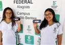 Estudantes do campus Benedito Bentes mostram aparelhos oculares recebidos por meio do programa de assistência estudantil