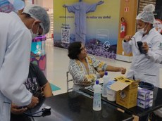 Estudantes realizam verificação de pressão arterial e glicemia no Shopping Pátio Maceió