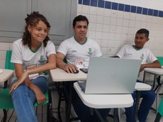 Estudantes acompanhado do professor Diego da Guia durante  exposição de artigo no evento científico ()foto cedida)