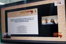 Érica de Oliveira e Felipe dos Santos Lima  durante a apresentação do artigo