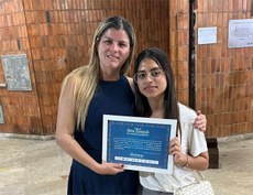 Professora Kátia Leite com a estudante Laís Vitória Mota