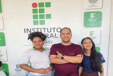 Júlia Tobias e  Natália Correia estão na segunda fase do TFM sob a orientação do professor de Física Elder Claudino