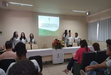 Estudantes apresentam projetos de pesquisas para comissão examinadora