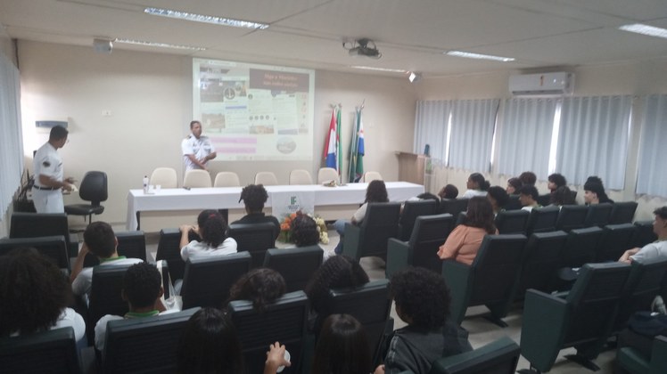 Palestra da Capitania dos Portos para estudanrtes do Ifal- Benedito BentesFoto: Gerônimo Vicente