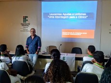 Hematologista Manoel Correia Sobrinho durante palestra no Campus Benedito Bentes