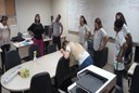 Estudantes aplicam  exercícios no ambiente de trabalho com servidores técnicos administrativos