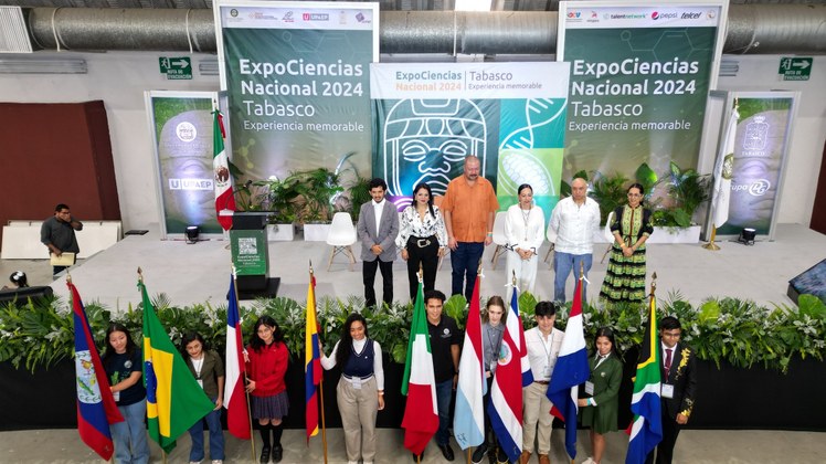 O Brasil foi representado no evento  por Mariana Madeiro e o professor Diego da Guia