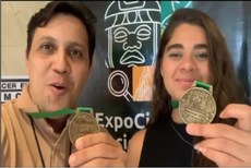 Professor Diego da Guia e a aluna Mariana Madeiro mostram medalhas de menção honrosa obtidas durante o evento científico