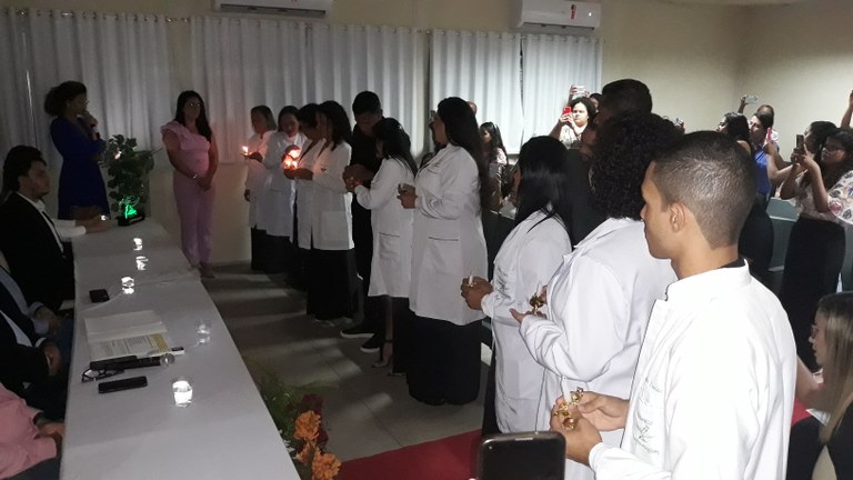 Passagem da lamparina, ritual tradicional nas formaturas do curso de enfermagem (foto: Gerônimo Vicente Santos)