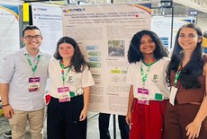 Docentes Ricardo Ribeiro e Roseanne Nobre com as orientandas Caroline Otte e Renata Sandrielle.