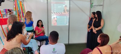 Psicóloga Lívia teixeira participou do grupo que elaborou a Cartilha sobre Saúde Mental no Ifal