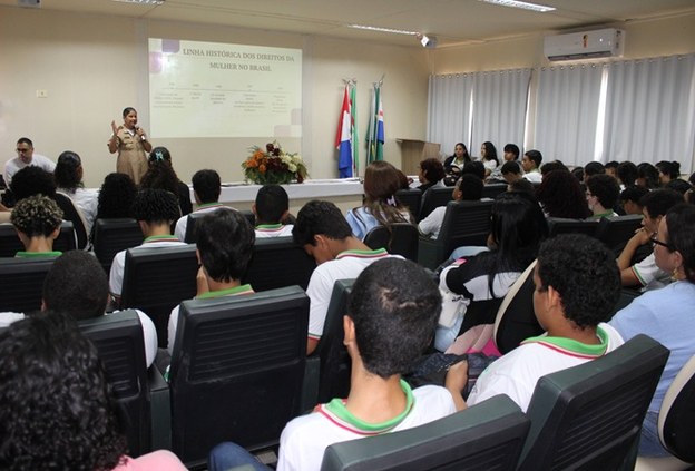 Palestra da Patrulha Maria da Penha lota auditório do Campus Benedito Bentes