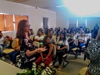 Diretora-substituta, Paula Pradines recepcionou os novos alunos dos cursos técnicos de Enfermagem e Logística (foto: GerÔnimo Vicente)