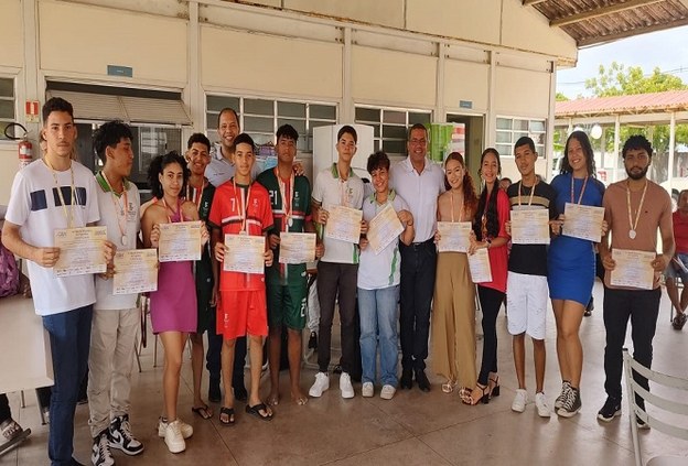 Perante as mães e os pais, estudantes medalhistas do campus Benedito Bentes são homenageados