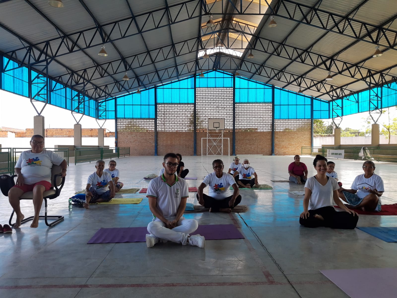 Atividades de ioga realizada na quadra de esportes do campus Benedito Bentes (foto: Juliana  Costa)