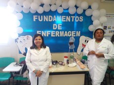 Aparecida Silva (esq) e Paula Moniqueestavam paradas há quase dez anos e resolveram cursar técnicas de Enfermagem (foto:Gerônimo Vicente)