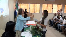 Estudante recebe  o certificado de higienista de serviços de saúde das mãos da pró-reitora de Extensão elizabeth Duarte