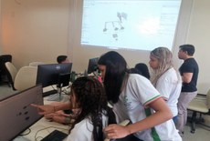 Estudantes participam do curso com simulador em 3D