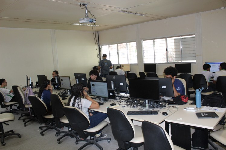 Estudantes se reunem para avaliar provas aplicadas nas olimpíadas científicas