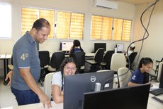 Professor Elder Claudino orienta estudantes participantes do projeto que incentiva a participação nas competições nacionais
