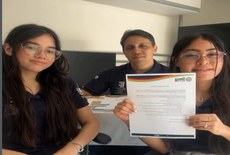 Estudantes mostram a credencial para omForo Internacional de Ciência que ocorrerá em Porto Rico