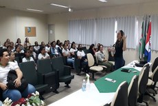 Psicóloga Dunia Acassia durante palestras para os estudantes do Campus Benedito Bentes.