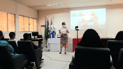 Professora Ana Karla Cavalcante ministrou palestra sobre  "Logística Hoje; Vamos conhecer" (Gerônimo Vicente Santos)