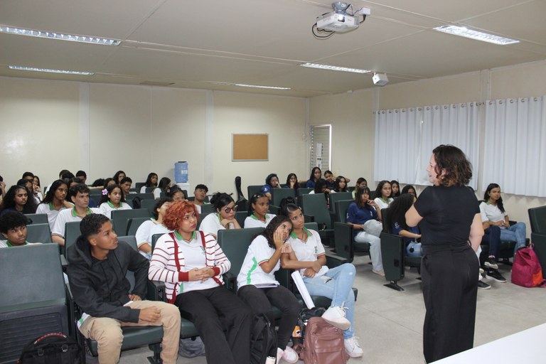 Palestra sobre o mundo do trabalho com Dilliane Barros, da Proex