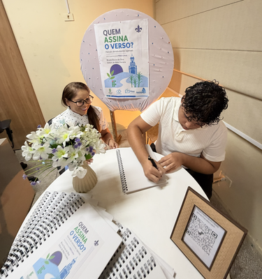 Alunos envolvidos, do 9º ano B do Centro Educacional Professora Maria de Lourdes Rocha, autografaram exemplares.png Alunos envolvidos, do 9º ano B do Centro Educacional Professora Maria de Lourdes Rocha, autografaram exemplares.png
