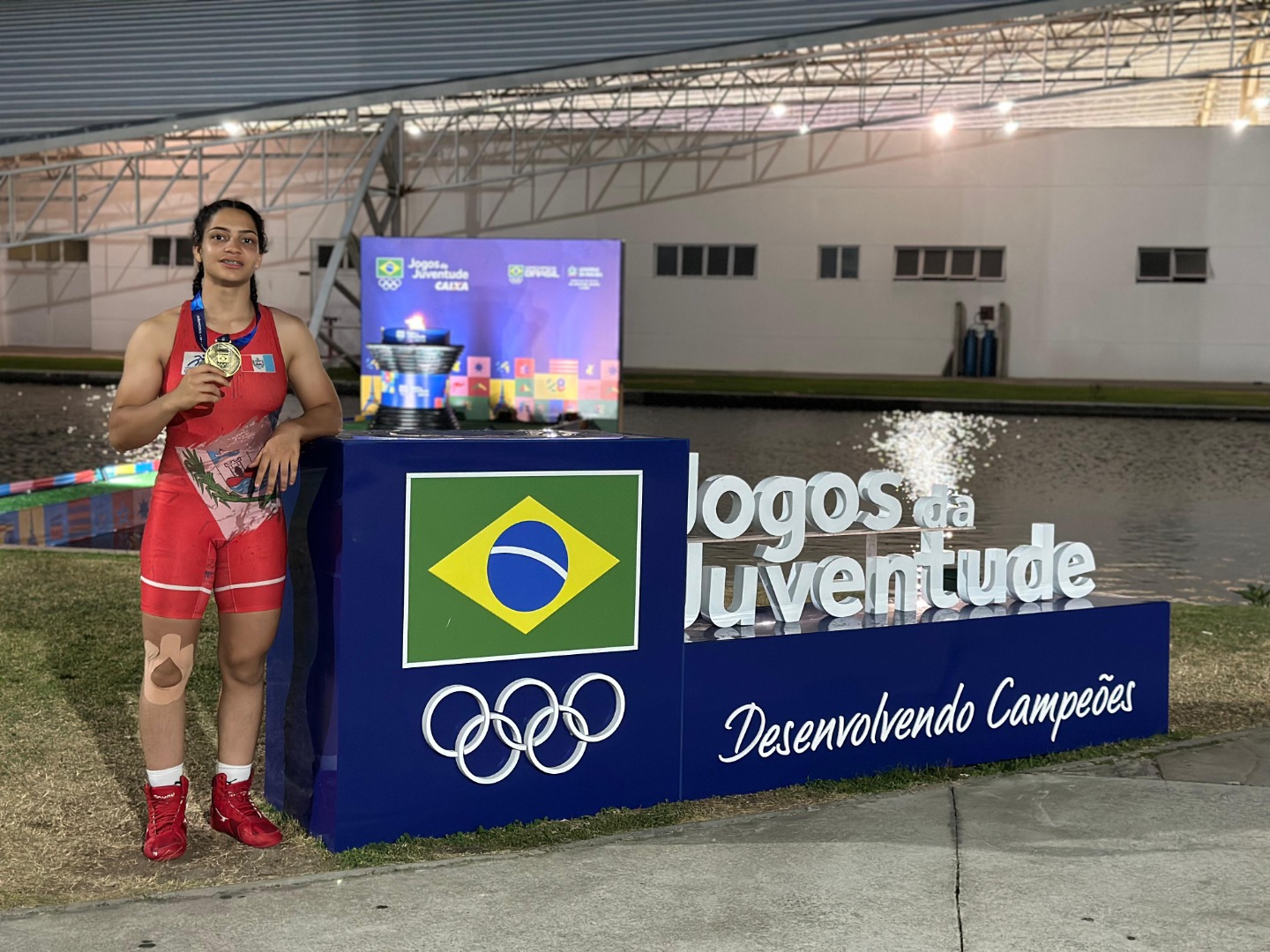 Rayne Silva, do curso de Informática, ganhou a medalha de ouro no Wrestling