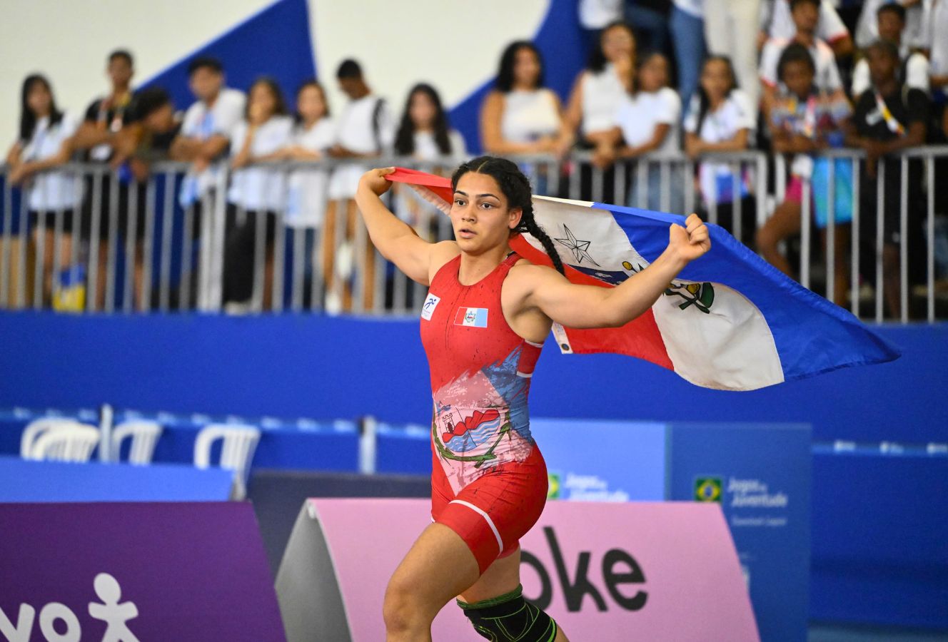 Rayne Silva, do curso de Informática, ganhou a medalha de ouro no Wrestling