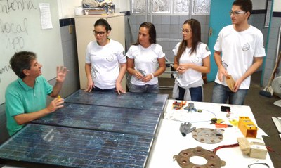 Professor Marcelo de Assis e alunos de Eletrotécnica são criadores do projeto Áxion.