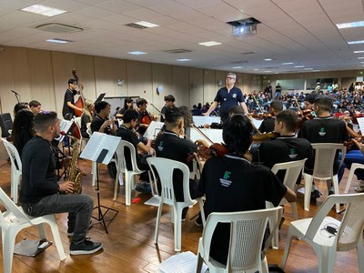 Camerata Jovem sob a regência do maestro Almir Medeiros