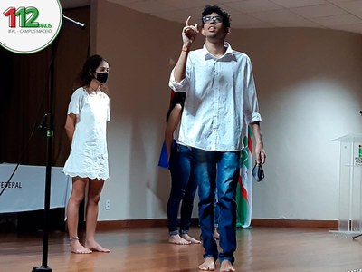 Grupo Mandacaru apresentou espetáculo com poemas de Carlos Drummond de Andrade.