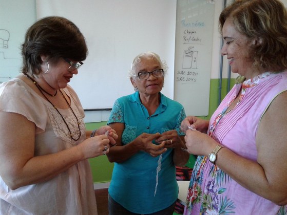 As professoras Juliana Aguiar e Ana Cristina foram orientadas por Dona Benedita na Oficina.