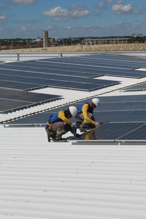 Funcionários na Eletrotec executando projeto de instalação de placas solares