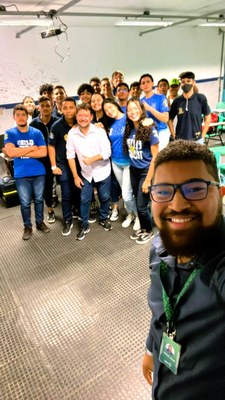 O empresário com estudantes do Ifal Maceió