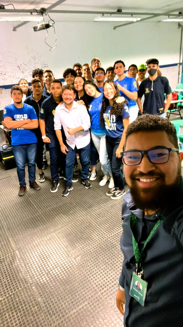 O empresário com estudantes do Ifal Maceió