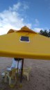 A placa fotovoltaica é fixada ao guarda-sol. Novidade está em uso da orla da Ponta Verde.