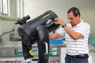 Professor aposentado do Campus Maceió, Carlos Argolo Pereira Alves construiu uma trajetória marcada por pesquisas em Física Teórica, Mecânica Estatística, Sistemas Complexos e Física Computacional, contribuindo para o avanço do conhecimento e de aplicações interdisciplinares.