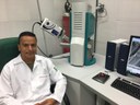 Reconhecido por uma produção científica de destaque em volume e qualidade editorial, o pesquisador transforma conhecimento básico em inovação aplicada nas áreas da saúde pública, sustentabilidade ambiental e biodiversidade alagoana. Sua trajetória fortalece o papel do Instituto Federal de Alagoas como referência em pesquisa e na captação de recursos para ampliar a infraestrutura científica.