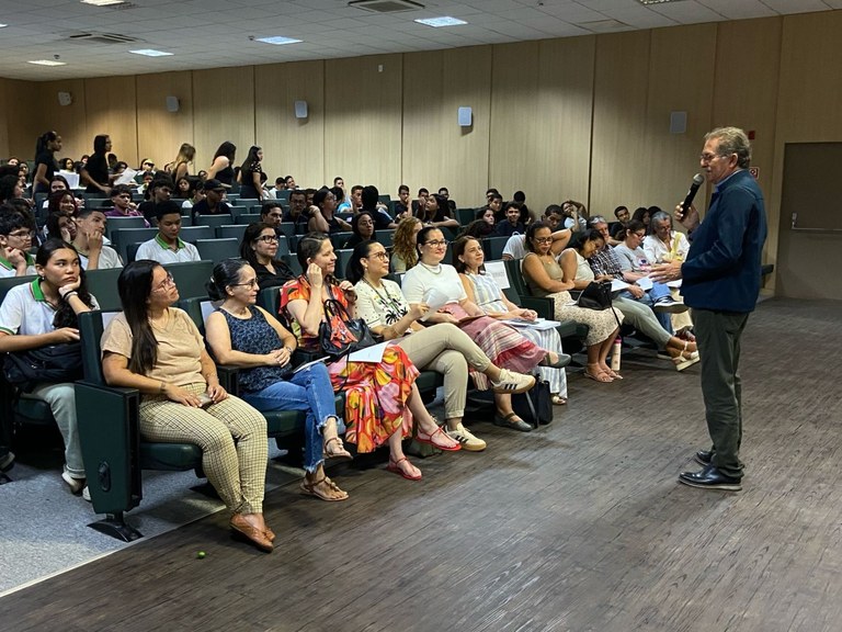 Espanglish reúne dança, música e poesia em mostra cultural no campus Maceió Espanglish reúne dança, música e poesia em mostra cultural no campus Maceió