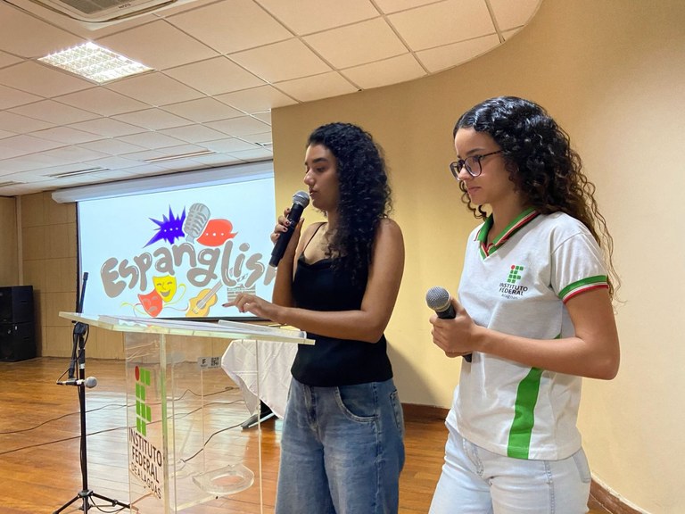 Espanglish reúne dança, música e poesia em mostra cultural no campus Maceió Espanglish reúne dança, música e poesia em mostra cultural no campus Maceió