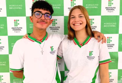 Os jovens alagoanos foram contemplados com bolsa integral após serem aprovados em uma seleção nacional envolvendo estudantes de ensino médio residentes de todo o Brasil, entre 15 e 17 anos, de escolas públicas e privadas. 