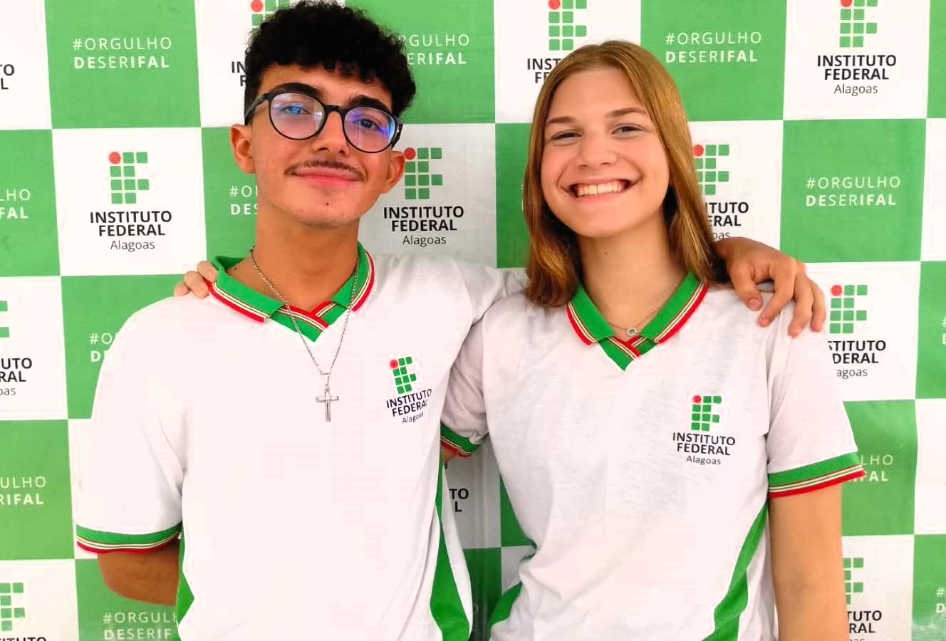 Os jovens alagoanos foram contemplados com bolsa integral após serem aprovados em uma seleção nacional envolvendo estudantes de ensino médio residentes de todo o Brasil, entre 15 e 17 anos, de escolas públicas e privadas. 