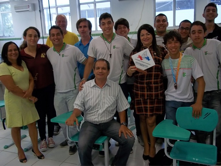Estudantes premiados, com o professor Carlos Argolo, a diretora de Assuntos Acadêmicos Betania Vilar e professores da área de ciencias exatas.JPG