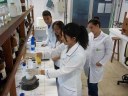 Estudantes desenvolveram o bioplástico no laboratório de Química.