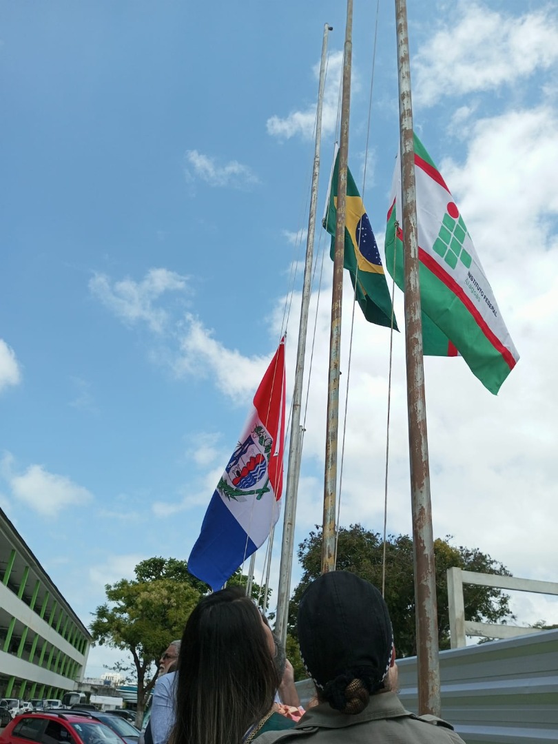 Bandeiras hasteadas no pavilhão