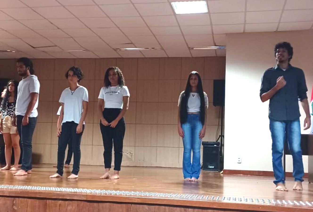 Grupo de Teatro Mandacaru apresentou esquetes com conteúdo sócio-político