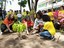Participantes do coro jovem plantaram girassois no jardim do campus
